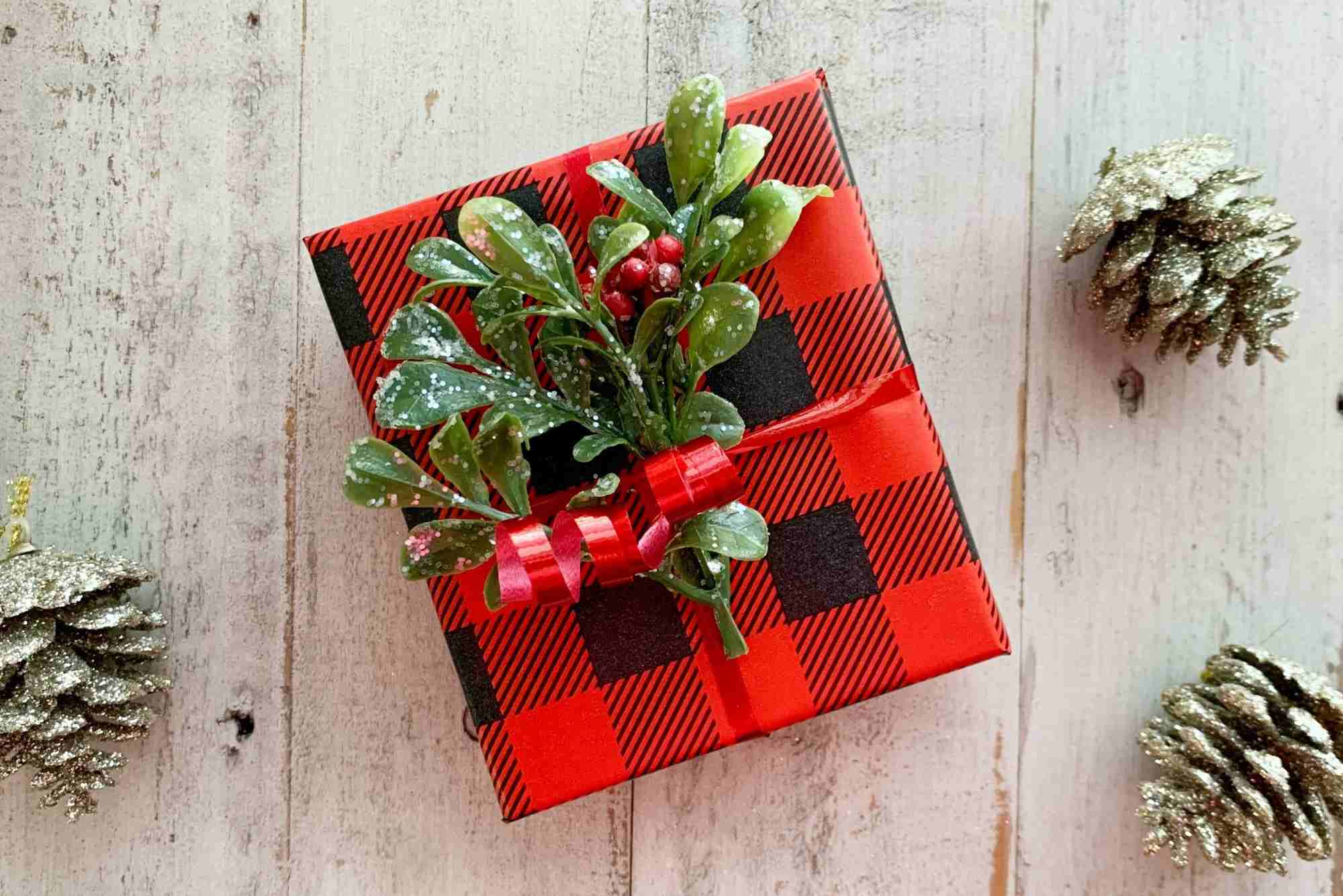 How to Decorate Gift Boxes At Home